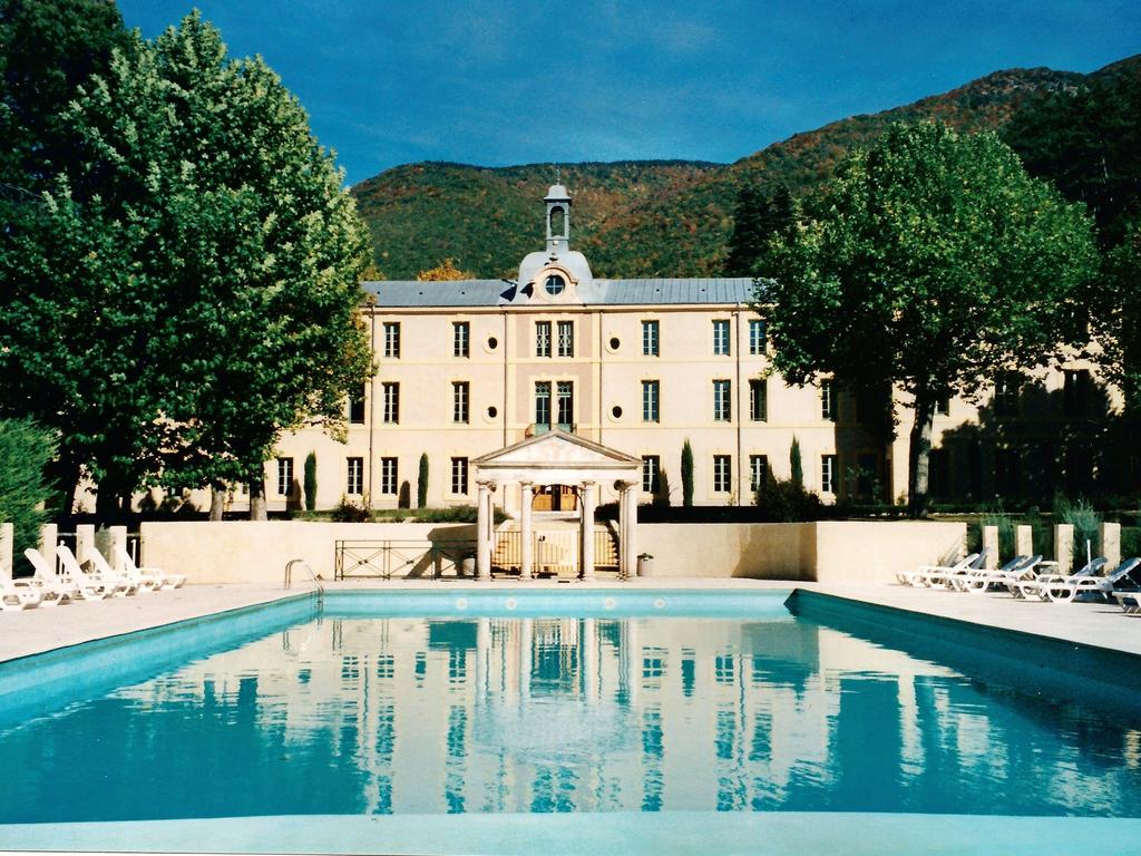 Vue d'ensemble du Domaine Le Geai des Chenes avec piscine